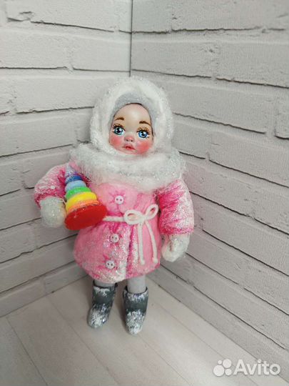 Ватная игрушка девочка с пирамидкой