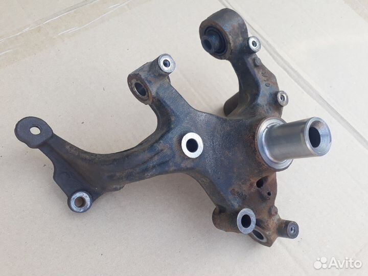 Кулак поворотный задний левый Jetta 5,6, Passat B7