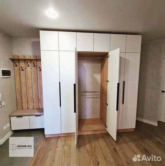 Шкаф с встроенной гладильной доской