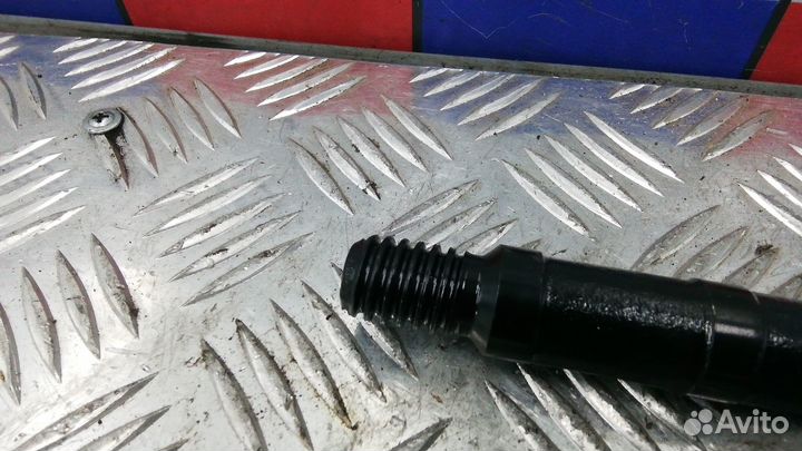 Крюк буксировочный на Volkswagen Touran