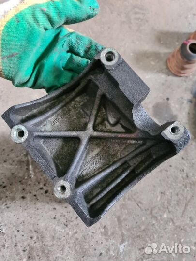 Кронштейн компрессора кондиционера Ford Focus 3