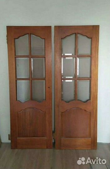 Двери из красного дерева б/у