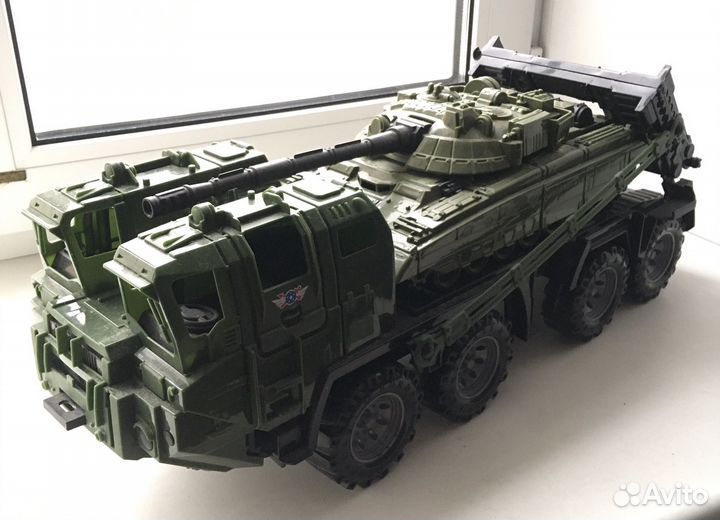Игрушечная машина и танк