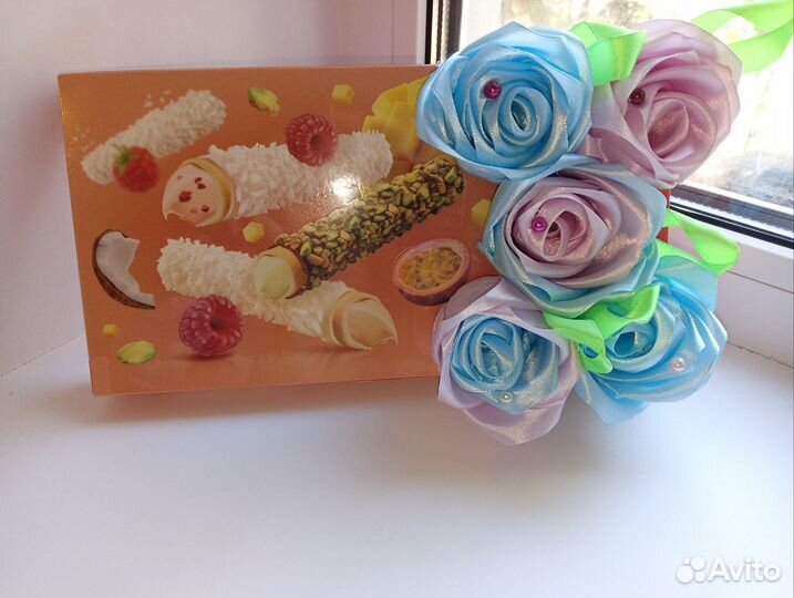 Подарок, коробка конфет с цветами