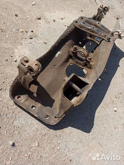 Подрамник передний Subaru Legacy B10 EJ22 2200CC