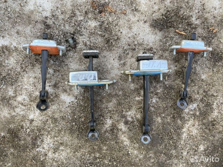 Ограничитель двери Kia Sportage 3