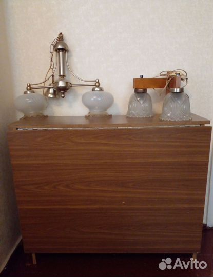 Люстра и бра и стол