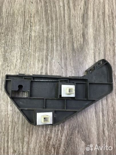 Крепление бампера переднее левое Honda Cr-V