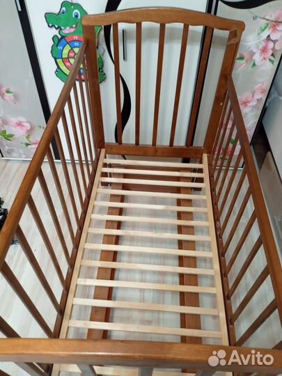 Детская кроватка с маятником