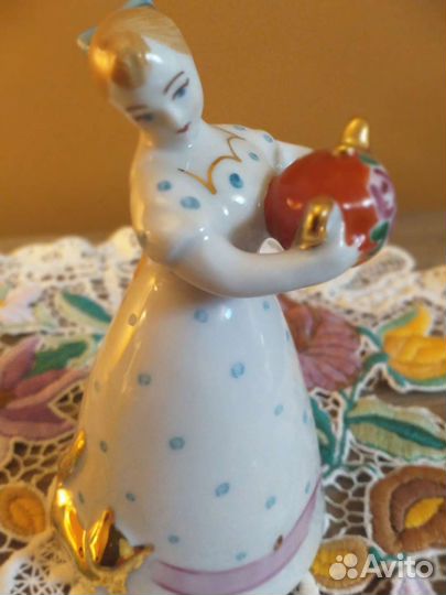 Статуэтка фарфор Дулево (хлопотуния с чайником)