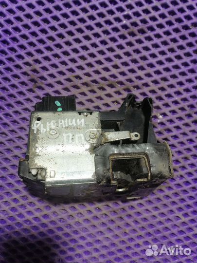 Замок двери передней правой Ford Fusion