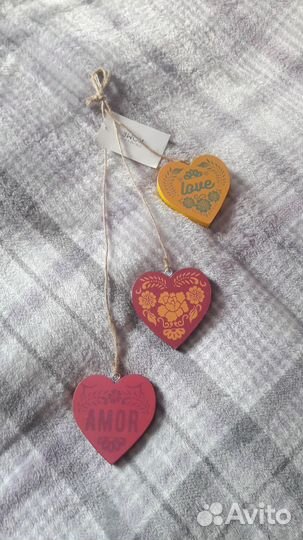 Интерьерное украшение из 3х деревянных сердечек