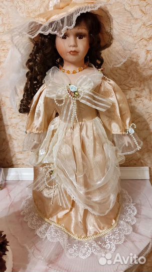 Кукла фарфоровая
