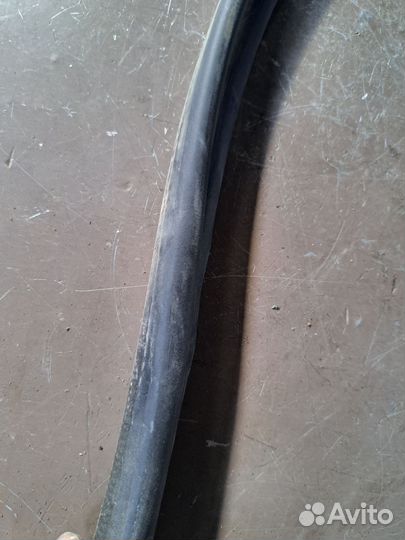 Уплотнитель капота Skoda Fabia