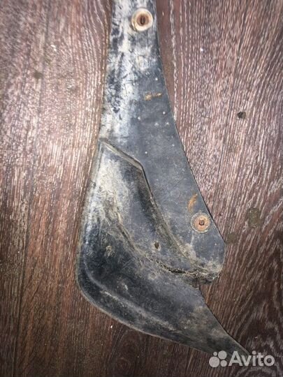 Брызговик передний правый Nissan Presea R10 GA15DS