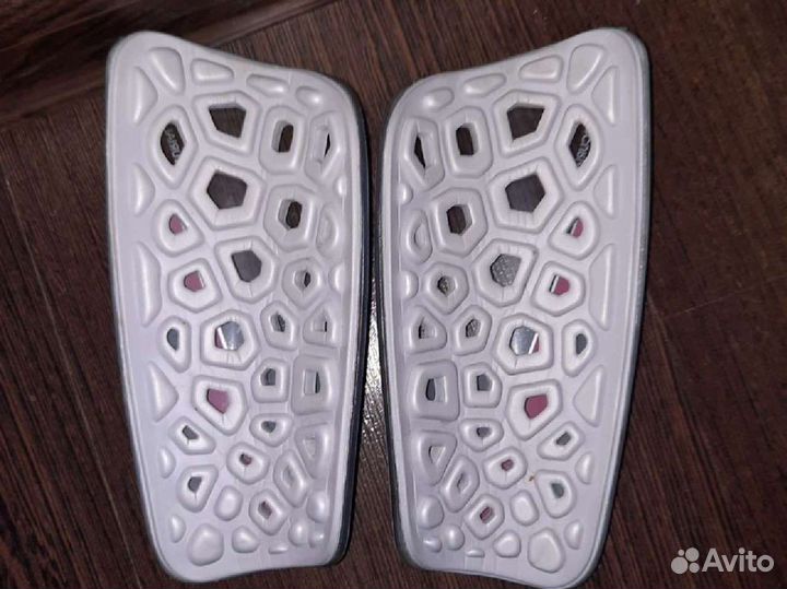 Футбольные щитки новые