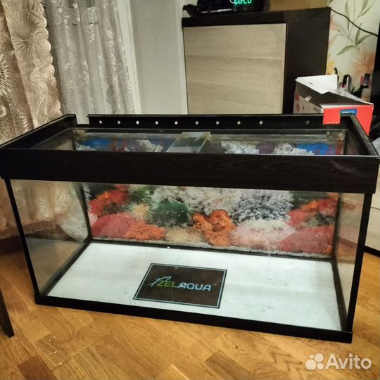 Аквариум для рыб и много аксессуаров к нему