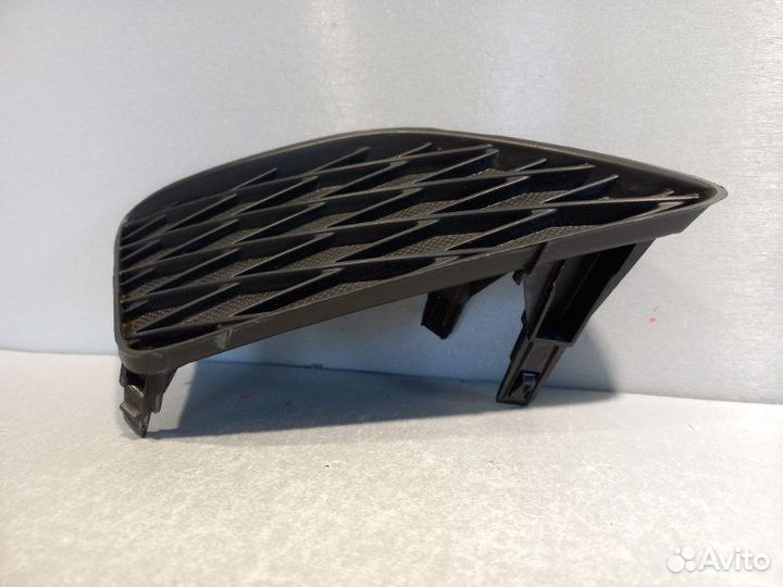 Накладка противотуманной фары правая Toyota