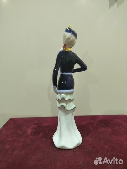 Винтажная фарфоровая статуэтка