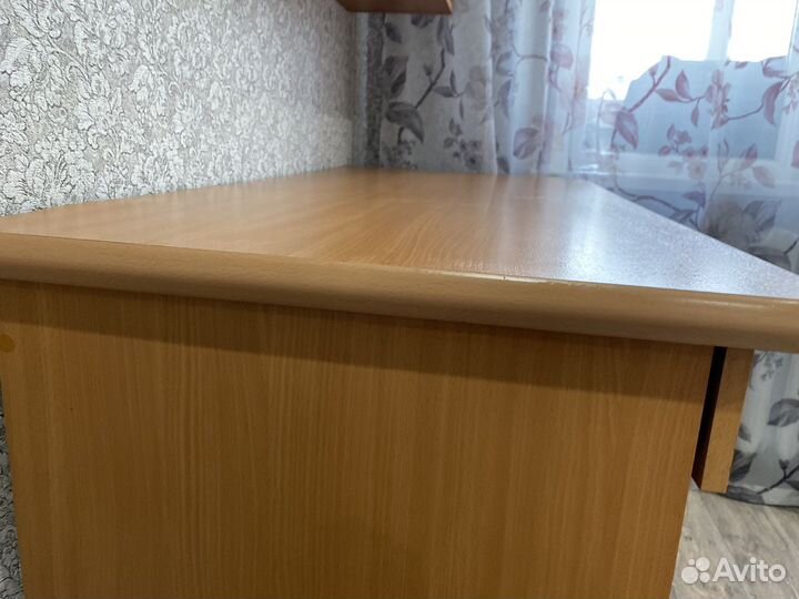 Стол с полками