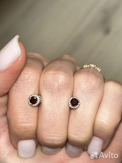 Серебряные серьги с гранатом