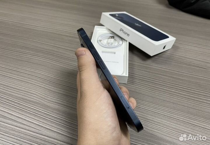 Телефон iPhone 13