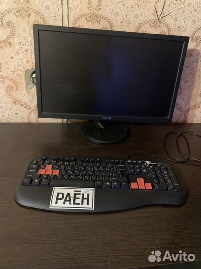 Монитор для компьютера и клавиатура