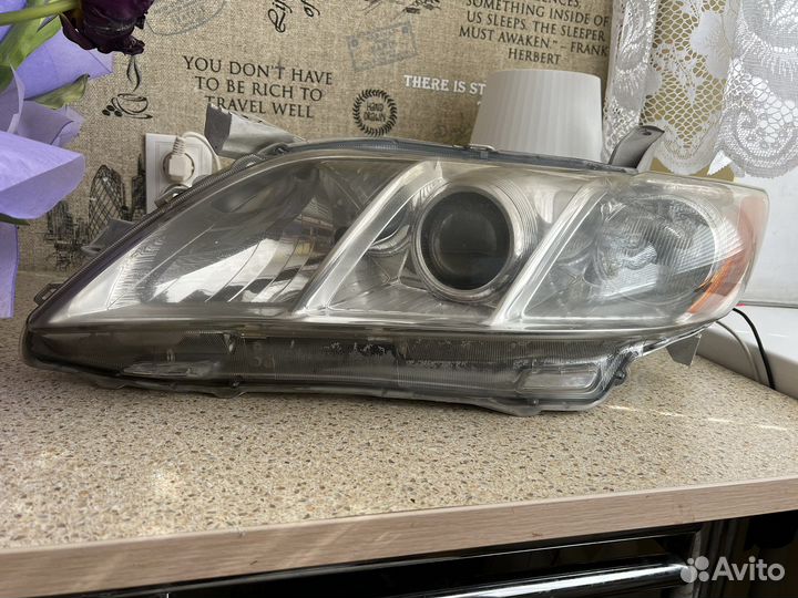 Левая фара на Toyota camry