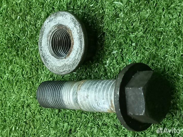 Болт подвески передний правый Land Rover Range