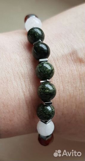 Браслет из сердолика, змеевика, кварца и гематита
