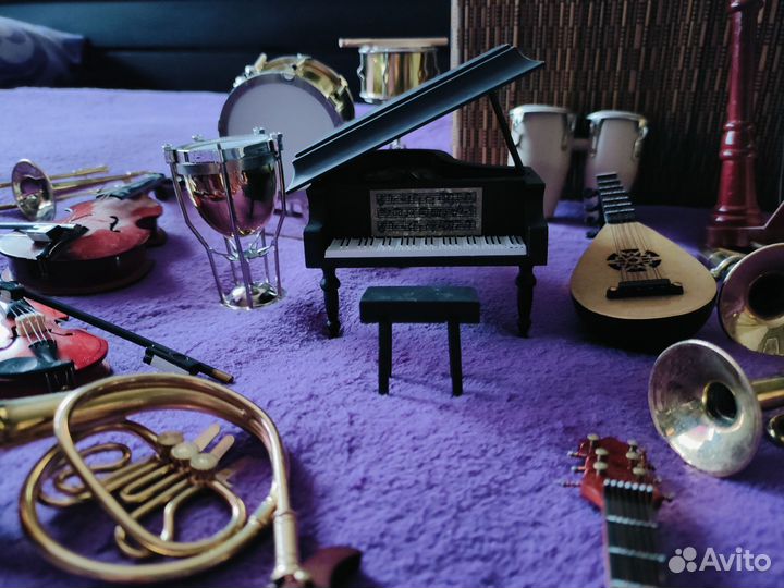 Коллекция миниатюрных музыкальных инструментов