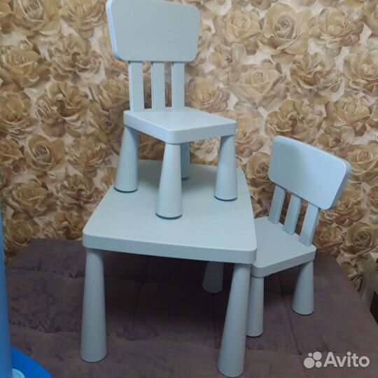 Детский столик ikeaмаммут и 2 стульчика
