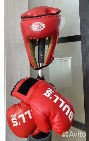 Боксерский шлем с перчатками