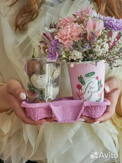 Цветы и клубника