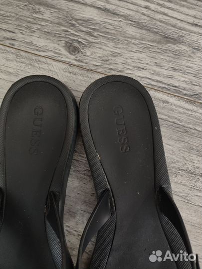 Шлепанцы/сланцы/ вьетнамки guess