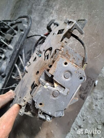 Замок двери задний правый Dodge Caravan