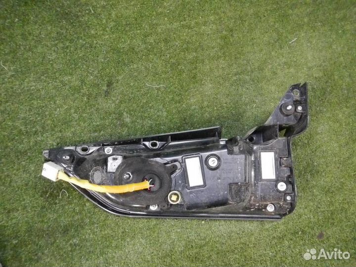 Фонарь задний внутренний левый Lexus LX570