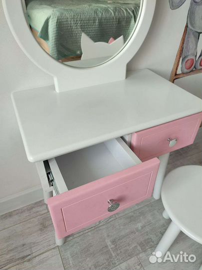Детский туалетный столик