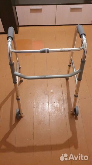 Ходунки для инвалидов на колесах