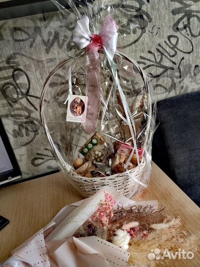 Заказ подарков, корзина с сухофруктами, букет