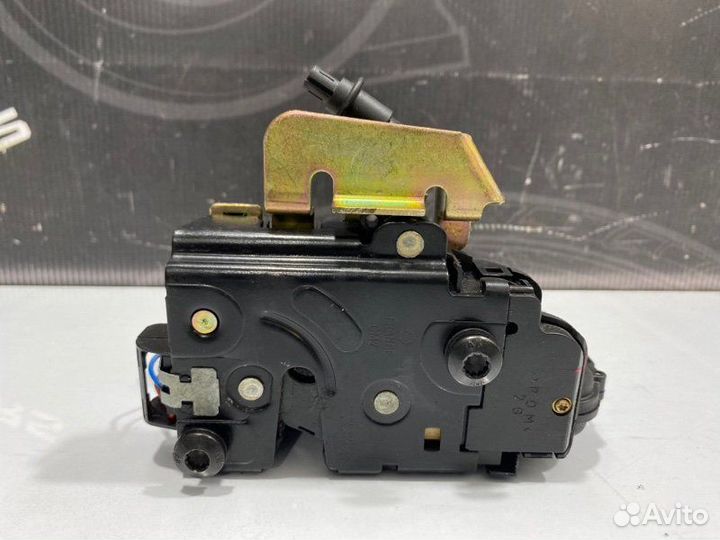 Замок двери передний левый Audi A6 C5 APR 2000