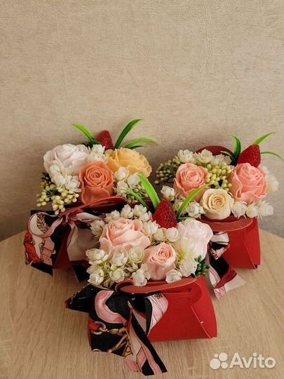 Мини букеты в кожаной сумочке