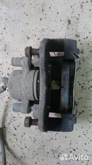 Супорт тормозной передний Тойота Авенсис 1 т220