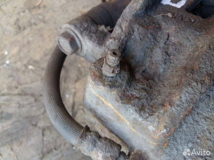 Суппорт передний левый Kia Sorento 2002-2009