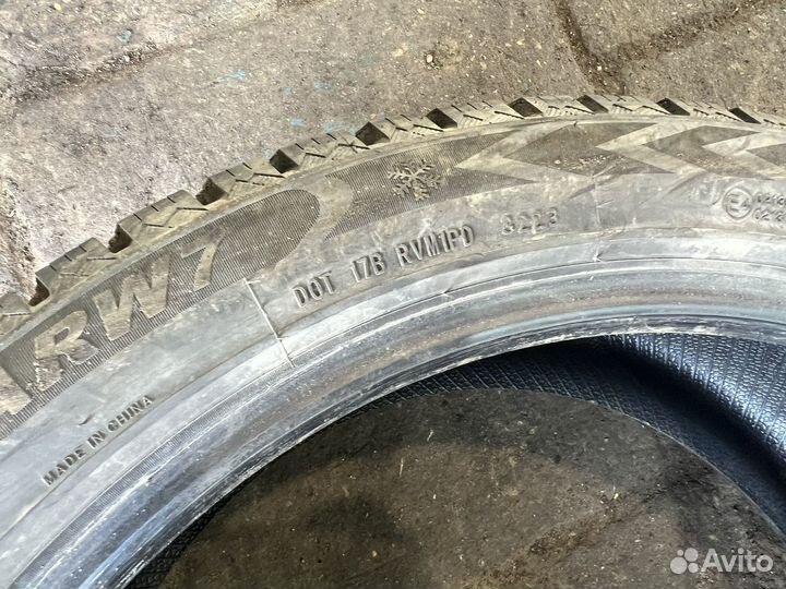 Arivo Ice Claw ARW7 275/40 R22 107T