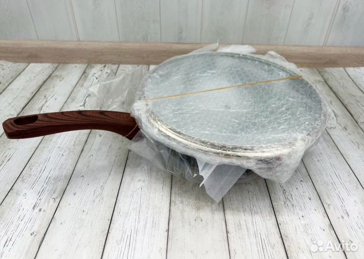 Сковорода с крышкой 24 новая