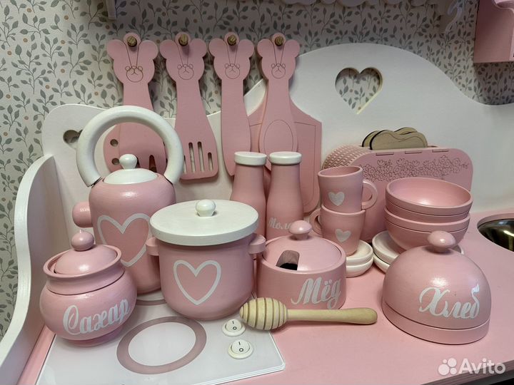 Детская деревянная кухня с посудой