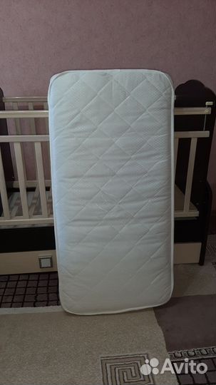 Детская кроватка с маятником