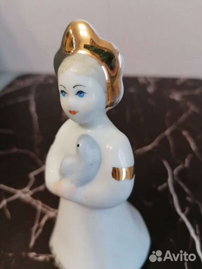 Статуэтка фигурка катюша с голубем