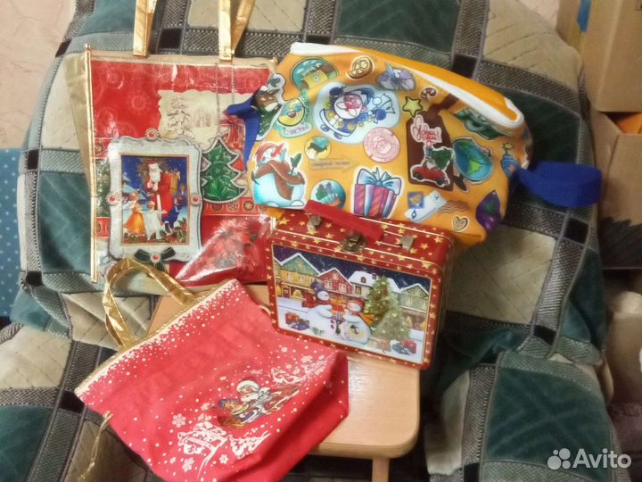 Сундучок металлический, сумочки новогодние